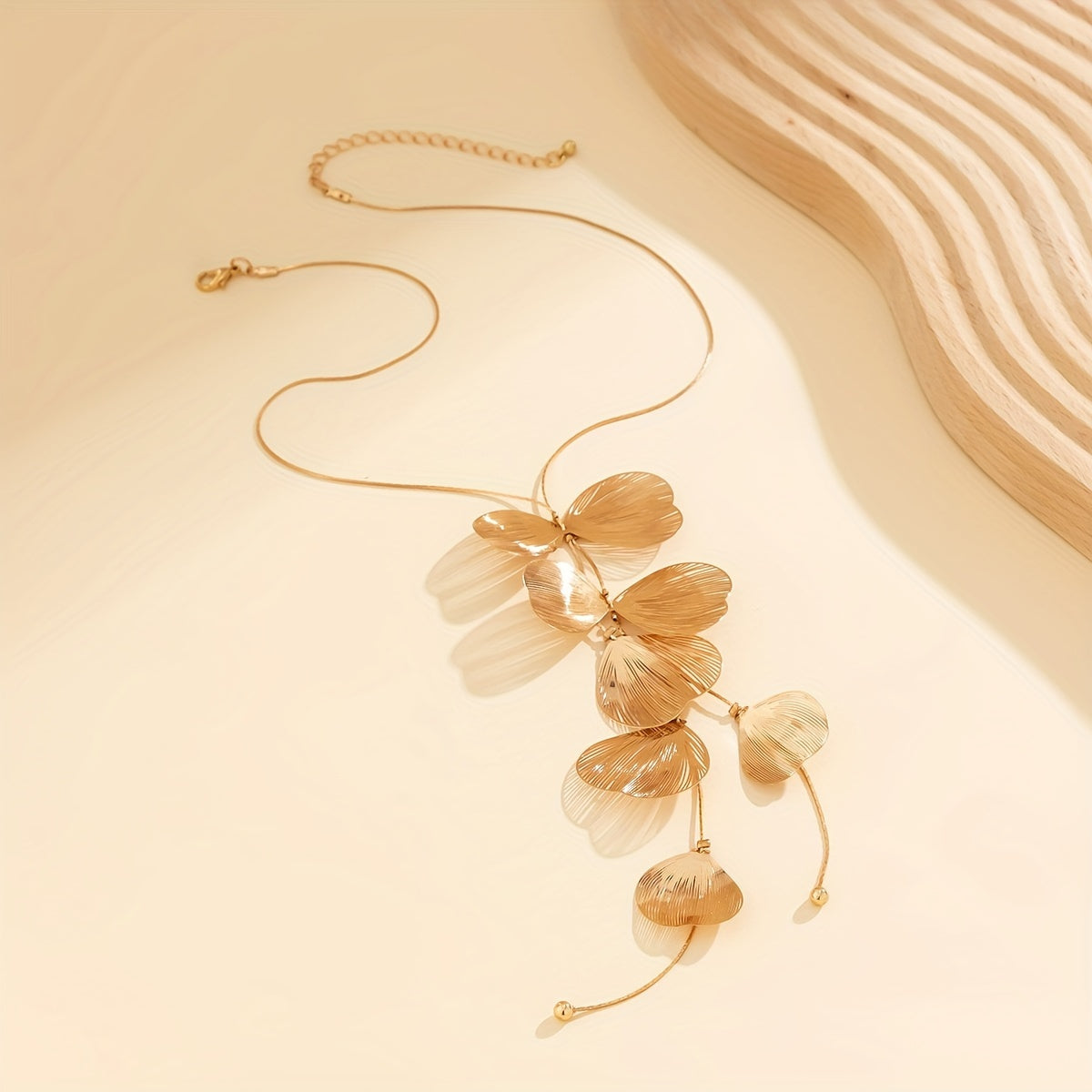 Exquisite Golden Ginkgo Leaf Design Pendant Necklace Elegant Simple Style 14K Gold Plated Jewelry Delicate Female Necklace