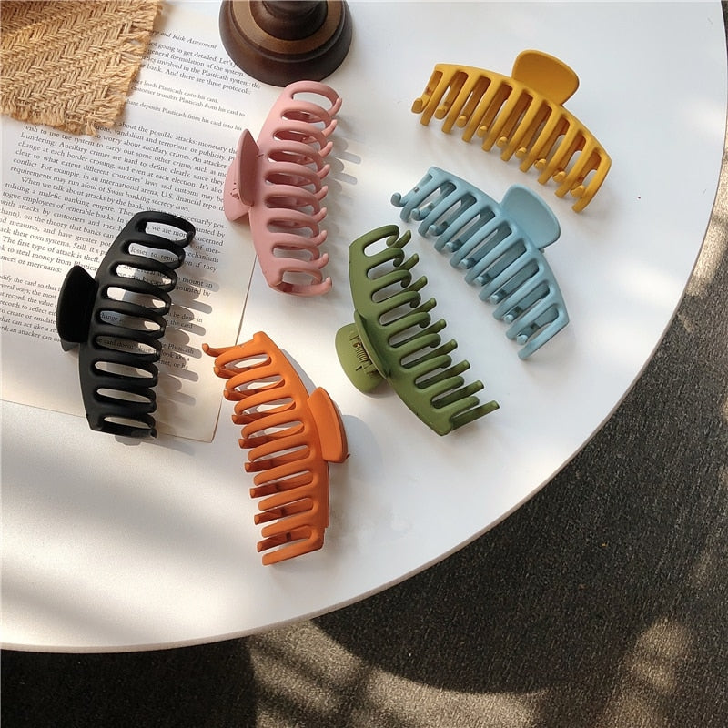 AOMU Sweet Scrub Color Acrylic Grasp Clip Simple Oval Hollow Leopard Grasp Hair Crab for Women Makeup Bath Hair Accessories
