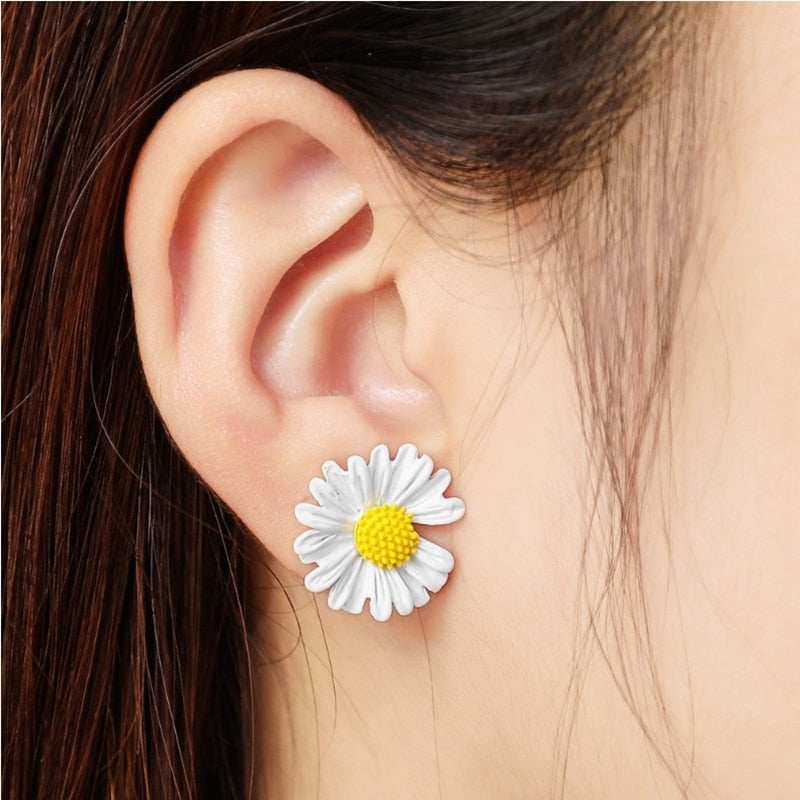 Pure White Color Daisy Butterfly Flower Dangle Earrings for Women New Summer Korean Orecchino Creative Romantic Wedding Jewelry