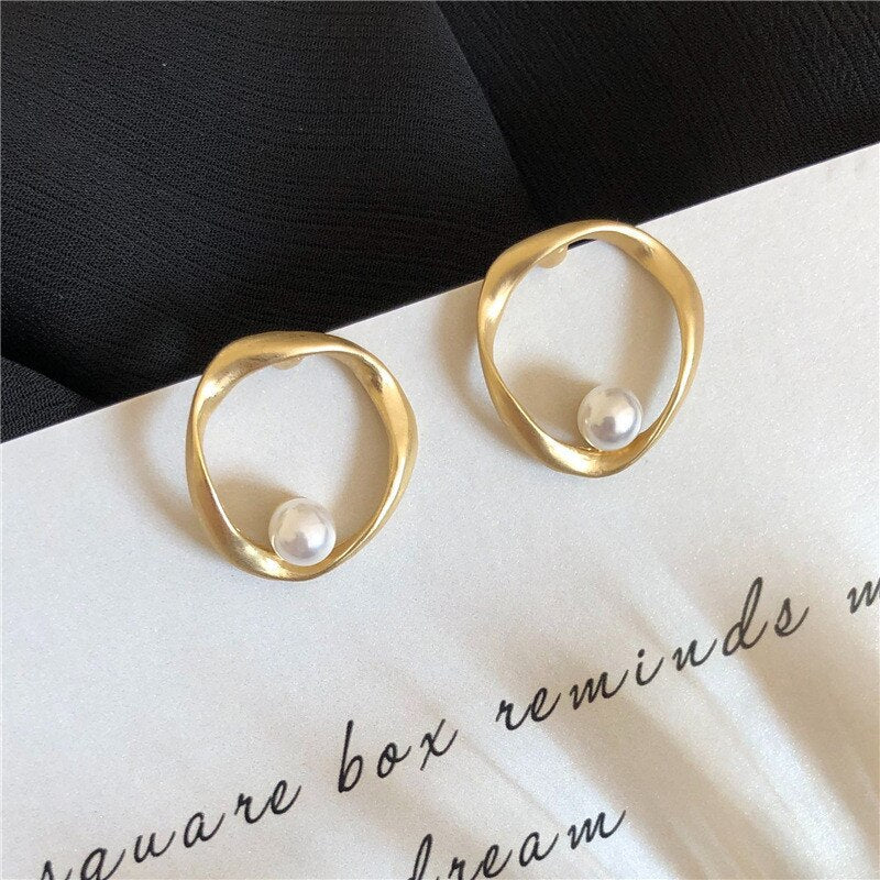 2022 New Fashion Women&#39;s Gold Irregular Circle Pearl Metal Geometric Earrings Simple Fashion Earrings Jewrly