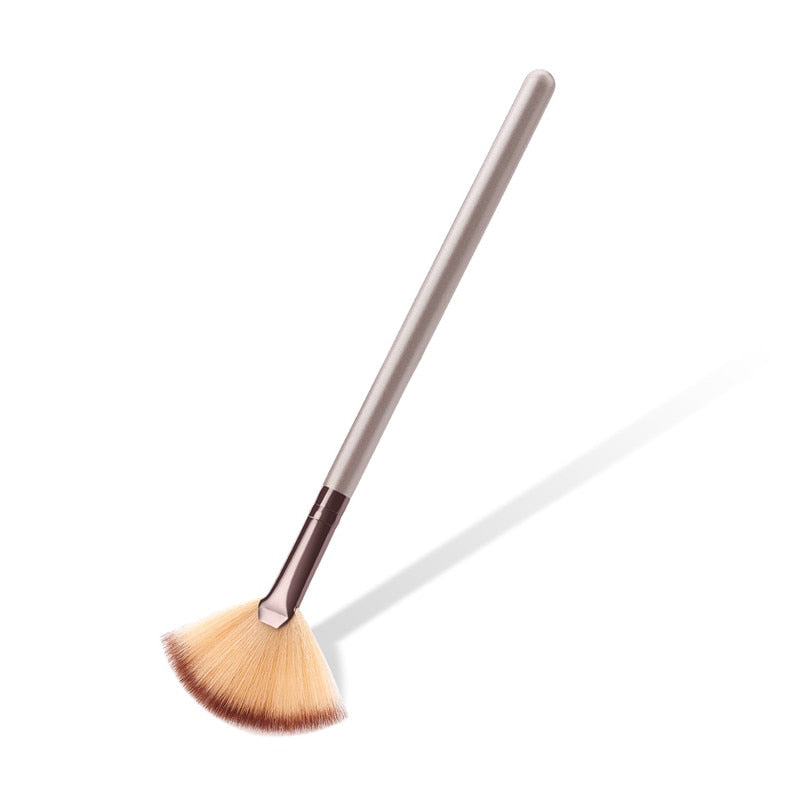 1 Pcs Professional Fan Makeup Brush Blending Highlighter Contour Face Loose Powder Brush champagne Gold Cosmetic Beauty Tools