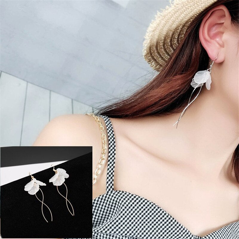 2022 New Arrivals Women&#39;s Fashion White Petal Earrings Long Statement S Shape Metal Rod Tassel Drop Earrings For Women Jewelry