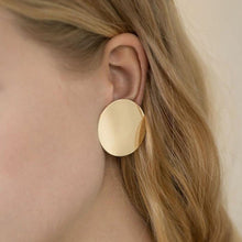 Load image into Gallery viewer, e912 Round Shaped Golden Earrings Simple Metal Vintage Earrings For Women Fashion Jewelry Girls Earring brincos 2022