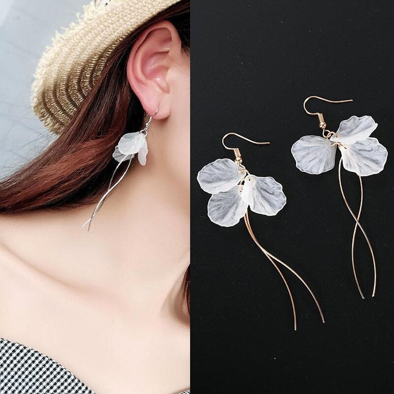 2022 New Arrivals Women&#39;s Fashion White Petal Earrings Long Statement S Shape Metal Rod Tassel Drop Earrings For Women Jewelry