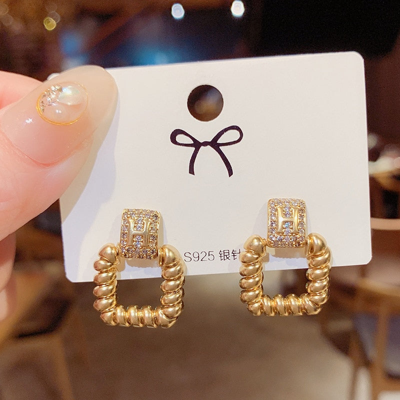 New Women&#39;s Earrings Korean Stud Earrings for Women Vintage Pearl Dangle Drop Gold Earring Set 2022 Trend Earings Female Jewelry