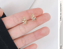 Load image into Gallery viewer, Fashion Gold Color Leaf Clip Earring For Women Without Piercing Puck Rock Vintage Crystal Ear Cuff Girls Party Jewerly Gifts