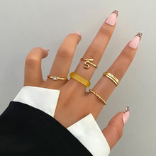 Load image into Gallery viewer, IFMYA New 8Pcs/Set Gold Black And White Checkerboard Oil Drip Ring Set Hollow Alloy Resin Round Rings Women Charm Jewelrys